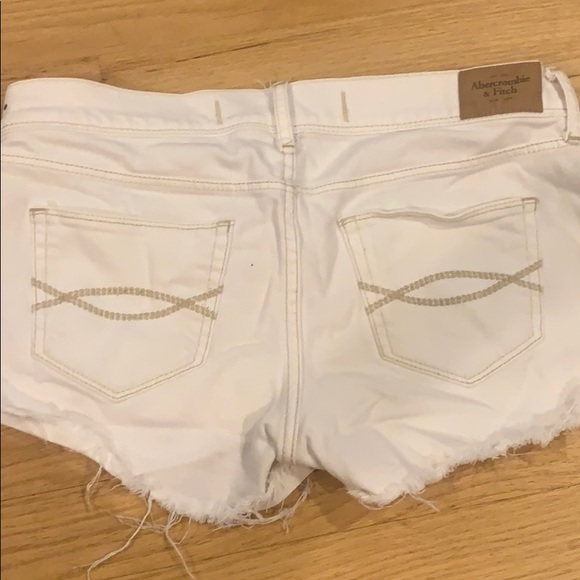 WHITE ABERCROMBIE & FITCH WHITE DENIM SHORTS - Picture 3 of 3